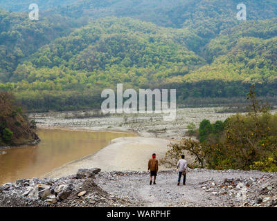 Neue Straße Sem Anbindung an Khet Dorf können Sie den Zusammenfluss von Sarda und Ladhya Flüsse in der Ferne sehen, Kumaon Hügel, Uttarakhand, Indien Stockfoto