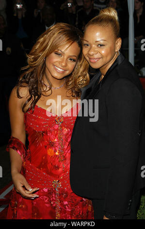 Christina Milian und Mutter Carmen an der 31. jährlichen People's Choice Awards - Ankunft gehalten am Pasadena Civic Auditorium in Pasadena, CA. Die Veranstaltung fand am Sonntag, 9. Januar 2005 statt. Foto von: SBM/PictureLux - Alle Rechte vorbehalten - Datei Referenz Nr. 33855-1482 SBMPLX Stockfoto