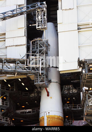 Die Nutzlastverkleidung der United Launch Alliance Delta IV-Rakete ist in der Space Launch Complex 37 auf Cape Canaveral Air Force Station in der Vorbereitung für einen geplanten Start um 9.00 Uhr ET gesehen, am 22. August 2019. Die Rakete wird die zweite Raumsonde Magellan GPS III auf ein Medium Earth Orbit für die US Air Force. Stockfoto