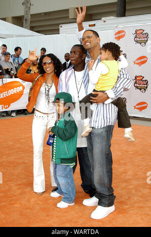 Will Smith, Ehefrau Jada Pinkett Smith und Tochter Willow und Sohn Jaden auf der 18. jährlichen Nickelodeon Kids' Choice Awards - Ankunft gehalten an der UCLA Pauley Pavillion in Westwood, CA. Die Veranstaltung fand am Samstag, 2. April 2005. Foto von: SBM/PictureLux - Alle Rechte vorbehalten - Datei Referenz Nr. 33855-1971 SBMPLX Stockfoto