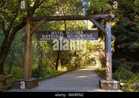 Eingang zum Muir Woods National Monument auf einem hellen, sonnigen Tag. Schatten auf dem Weg in den Wald führt, ist durch Coast Redwood Bäume zur Verfügung gestellt. Stockfoto