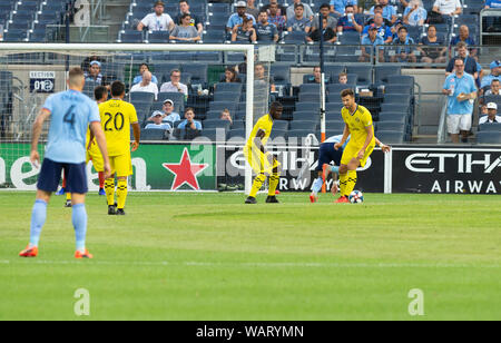 New York, NY - August 21, 2019: Alex Crognale (21) aus Columbus Crew SC verteidigt während der regulären MLS Spiel gegen NYCFC auf Yankee Stadium NYCFC gewonnen 1 - 0 Stockfoto