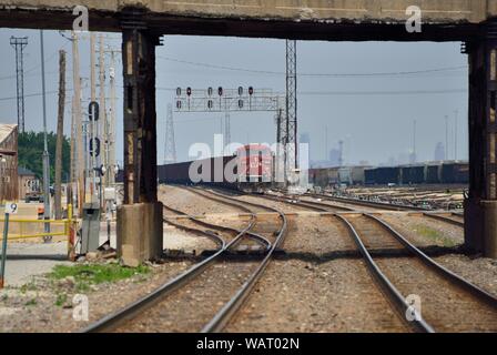 Berwyn, Illinois, USA. Hitze inversion steigt über eine Lokomotive in einer Bahn hof hilft ein Sommertag im Burlington Northern Santa Fe Ra zu definieren Stockfoto