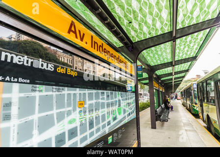 Buenos Aires, Argentinien - 22. Juni 2017: neue BRT-Linie der Metrobus del Bajo Stockfoto