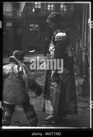 Für eine formale besuchen, Chinatown, San Francisco gekleidet Stockfoto