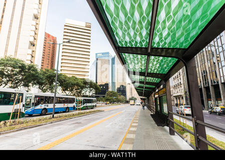 Buenos Aires, Argentinien - 22. Juni 2017: neue BRT-Linie der Metrobus del Bajo Stockfoto