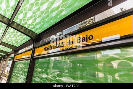 Buenos Aires, Argentinien - 22. Juni 2017: neue BRT-Linie der Metrobus del Bajo Stockfoto