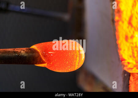 Glasbläser Fertigung, arbeiten auf eine Blase aus geschmolzenem Glas auf eine Stange durch das Heizen von Hand in einem Brennofen an die Werkstatt eines Glas Teekocher Stockfoto