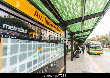Buenos Aires, Argentinien - 22. Juni 2017: neue BRT-Linie der Metrobus del Bajo Stockfoto