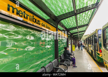 Buenos Aires, Argentinien - 22. Juni 2017: neue BRT-Linie der Metrobus del Bajo Stockfoto