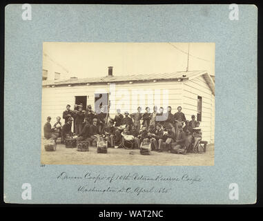 Drum Corps des 10 Veteran Reserve Korps, Washington, D.C., April, 1865 Abstract: Gruppe Portrait von etwa 30 Männer, einige zur Aufnahme von Instrumenten und anderen lesen, schreiben und spielen Karten. Stockfoto