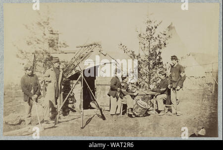 Drummer Boys aus Pflicht, Karten spielen im Lager, Winter 1862 Abstract: Gruppe Portrait von 6 Männern und Jungen; einige sind Karten an einem Tisch außerhalb eines Archivs und Zelt Unterschlupf. Stockfoto