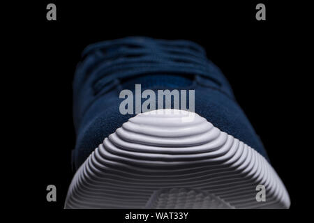 Ein Fragment eines blauen Sneaker hautnah. Sneaker Textur Stockfoto
