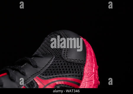 Ein Fragment eines schwarzen Sneaker mit einer Sohle. Sneaker Textur Stockfoto