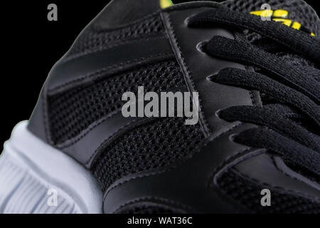 Fragment eines schwarzen Sneaker mit weißer Sohle hautnah. Sneaker Textur Stockfoto