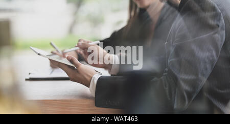 Nahaufnahme der motiviert Unternehmer das Projekt gemeinsam diskutieren in modernen Büro Zimmer Stockfoto