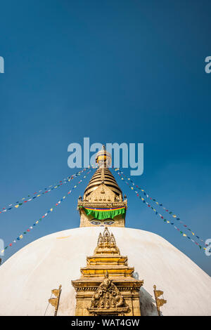 Die weiß getünchte Kuppel und der kunstvolle Goldspire von Swayambhunath Stupa, Kathmandu, Nepal Stockfoto