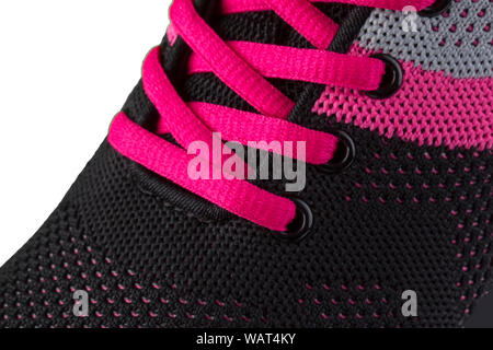 Ein Fragment eines schwarzen Sneaker mit rosa Spitzen close-up. Sneaker Textur Stockfoto