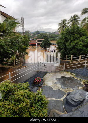 NILAMBUR, Kerala, Indien - August 09, 2019: Blick von der Hochwasserkatastrophe Betroffenen Straße in Janathapadi aus der Grotte von Kleine Blume Dechant Kirche, Nilambur. Stockfoto