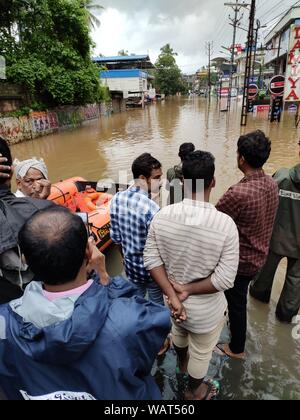 NILAMBUR, Kerala, Indien - August 08, 2019: die Menschen in der Nähe der Überschwemmung versammelt - betroffene Straße in Janathapadi, Nilambur. Stockfoto