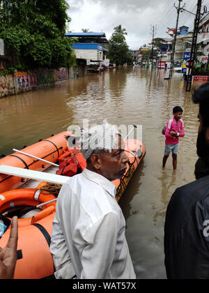 NILAMBUR, Kerala, Indien - August 08, 2019: die Menschen in der Nähe der Überschwemmung versammelt - betroffene Straße in Janathapadi, Nilambur. Stockfoto