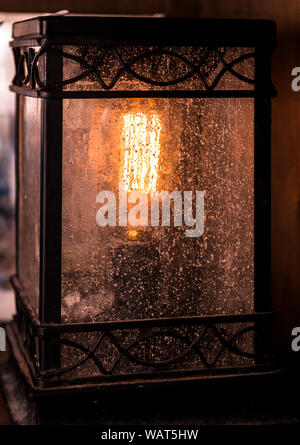 Metall Laterne mit warmen gelben Licht. Close Up. Weihnachten Konzept Stockfoto