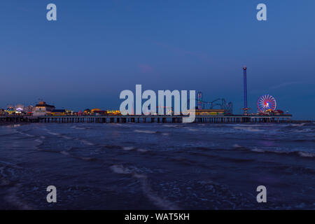 Dämmerung Schuß der Galveston Island Historic Pleasure Pier, ein Vergnügungspark in Galveston, Texas Stockfoto