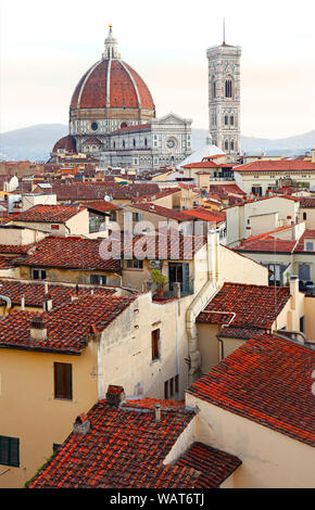 Florenz, Blick über die Dächer auf den Dom in der Ferne Stockfoto