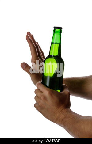 Männliche Hand, die Bierflasche auf weißem Hintergrund. männliche Hand zeigt eine Geste der stoppen. Mit dem Trinken aufhören Stockfoto