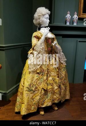 Kleid und Petticoat, England, C. 1745, neu entworfene C. 1760, Seide, mit einem Stomacher, frühen 1700s, Seide und Linie, und Rüschen, Frankreich, C. 1770, Seide Stockfoto