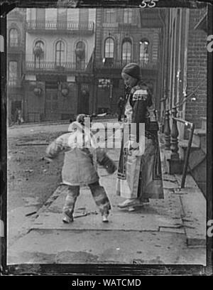 Für eine formale besuchen Sie Chinatown San Francisco gekleidet Stockfoto