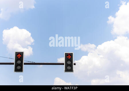 Rote Farbe Verkehr einen schönen blauen Himmel und trübe Hintergrundlicht. Stockfoto