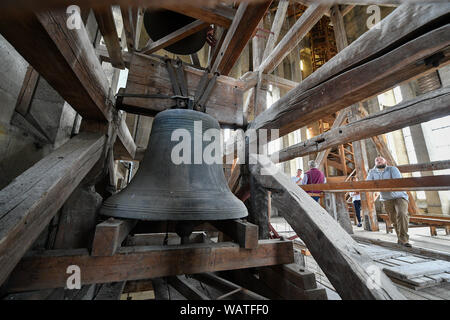 Die Kathedrale von Salisbury stunde Glocke im Glockenturm, in dem sich fünf Glocken und die internen Holzbau Holding die Glocken, in der Kathedrale von Salisbury in der Kathedrale von Salisbury Turm Tour, wo die Besucher auf der Basis der 123 Meter hohe Turm geführt werden, Klettern 332 hauptsächlich Spirale Schritte, durch die gewölbten Dach Platz, vorbei an mittelalterlichen Glasmalereien und über das Innenleben der Kathedrale aus dem 13. Jahrhundert. Stockfoto