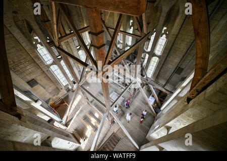 Besucher versammeln sich in den Glockenturm, in dem sich fünf Glocken und die internen Holzbau, halten die oberste Ebene des Turms, in der Kathedrale von Salisbury Turm Tour, wo die Besucher auf der Basis der 123 Meter hohe Turm geführt werden, Klettern 332 hauptsächlich Spirale Schritte, durch die gewölbten Dach Platz, vorbei an mittelalterlichen Glasmalereien und über das Innenleben der Kathedrale aus dem 13. Jahrhundert. Stockfoto