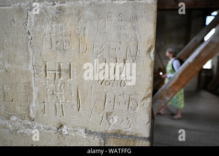 Graffiti auf interne Kalksteinwänden, in der die Glocke Kammer, möglicherweise durch Besucher oder Handwerker, die in der Kathedrale von Salisbury Turm Tour, wo die Besucher auf der Basis der 123 Meter hohe Turm geführte gesehen werden kann nach links, Klettern 332 hauptsächlich Spirale Schritte, durch die gewölbten Dach Platz, vorbei an mittelalterlichen Glasmalereien und über das Innenleben der Kathedrale aus dem 13. Jahrhundert. Stockfoto