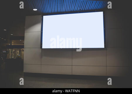 Schönheit voll leer Werbung mit Reklametafeln am Flughafen Hintergrund große LCD-Anzeige. Einen großen Bildschirm, auf eine weisse Wand im Warteraum der Flughafen o Stockfoto