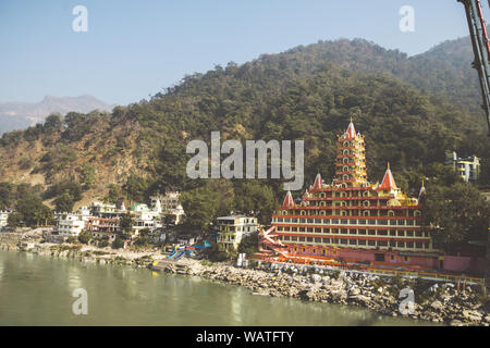 Rishikesh Indien. 10. Januar 2018. Anzeigen von Ganga Flusses, Lakshman Jhula Brücke und Tera Manzil Tempel, Trimbakeshwar in Rishikesh Stockfoto