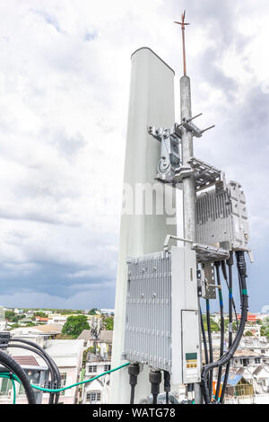 5 G Smart mobile Telefon Radio Netzwerk Antenne der Basisstation. Sender Anschlusstechnik an Handy Antennen. Stockfoto