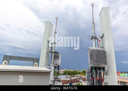 5 G Smart mobile Telefon Radio Netzwerk Antenne der Basisstation. Sender Anschlusstechnik an Handy Antennen. Stockfoto