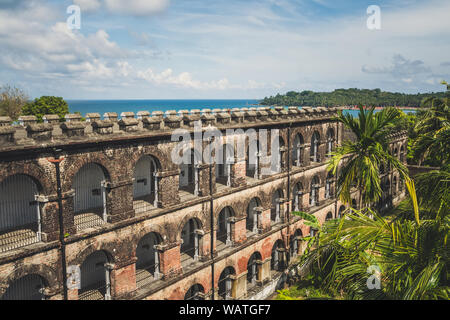 Ein riesiges Gefängnis in Port Blair, Ansicht von oben. Museum der britischen Besetzung der Andaman Inseln. Festung Bau im Dschungel unter Palmen ein Stockfoto