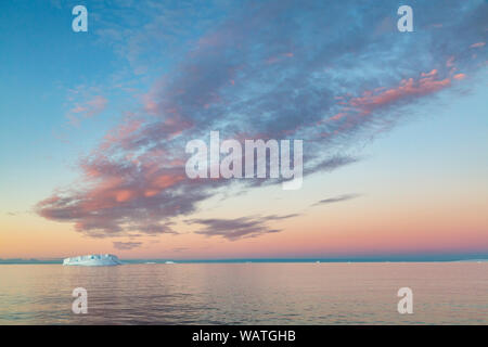 Tabellarische Eisberg in Pastell Sonnenuntergang, Weddellmeer, Antarktis Stockfoto