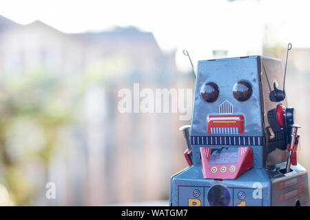 Antique Tin Toy Roboter auf verschwommenen Hintergrund. Oldtimer Konzept kopieren Platz für Text. Stockfoto