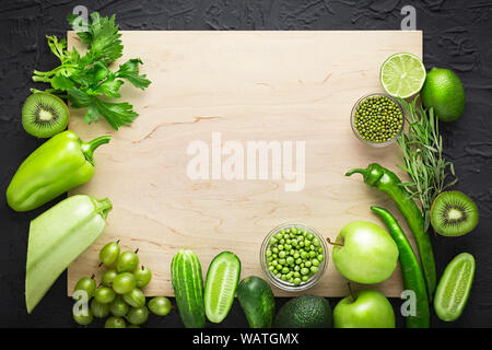 Rahmen des grünen Gemüses. Konzept der vegetarischen Ernährung und Gesundheit. Frisches Gemüse und Obst in der Küche mit kopieren. Stockfoto