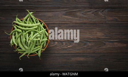 Bohnen in eine hölzerne Schüssel. Vegetarisches Essen. Eine Quelle von Vitaminen und pflanzliches Eiweiß in der Ernährung Essen. Stockfoto