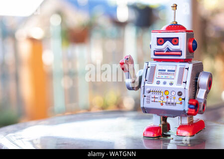 Antique Tin Toy Roboter auf verschwommenen Hintergrund. Oldtimer Konzept kopieren Platz für Text. Stockfoto