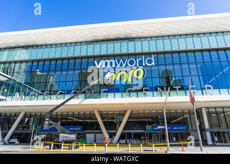 Feb 21, 2019 San Francisco/CA/USA - VMworld 2019 (unvollständig) auf dem Moscone Center Fassade angezeigt; die VMworld ist eine globale Konferenz für virt Stockfoto