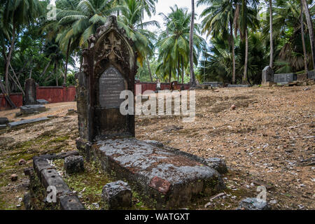 Frühling Atmosphäre auf dem alten, verlassenen und verwüsteten Jüdischen Friedhof. Ein altes Grab in einem verlassenen Friedhof des 19. Jahrhunderts in Port Blair Andaman Stockfoto