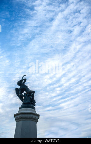 Der Brunnen der gefallene Engel (Fuente del Angel Caido) oder Denkmal der gefallenen Engel, ein Highlight des Parque del Buen Retiro in Madrid, Spanien Stockfoto