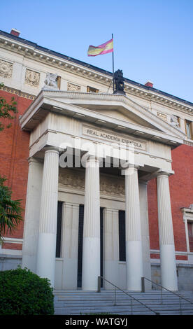 Königliche Spanische Akademie oder RAE, Institution mit der Aufgabe, die Stabilität der Spanischen Sprache zu gewährleisten. Fassade Gebäude, Madrid, Spanien Stockfoto