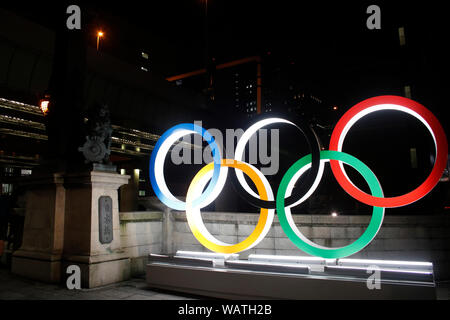 Die Olympischen Ringe auf der Nihonbashi Brücke angezeigt ein Jahr weg von der Olympischen Spiele und der Paralympischen Spiele 2020 in Tokio markiert. Nihonbashi, Tokio. Stockfoto